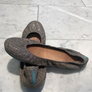 Grey alligator embossed tieks